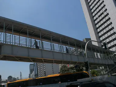 Para pejalan kaki menggunakan Jembatan Penyeberangan Orang (JPO) baru di Bundaran HI, (24/9/14). (Liputan6.com/Faizal Fanani)