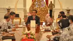Sejumlah pengurus Persatuan Guru Republik Indonesia (PGRI) bertemu dengan Presiden Joko Widodo (Jokowi) di Istana Merdeka, Jakarta, Senin (6/5/2015). (Liputan6.com/Faizal Fanani)