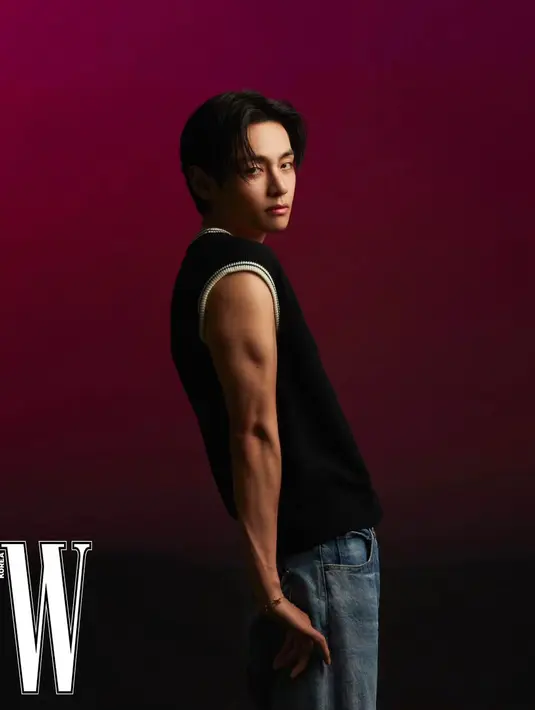 Atau lihat potret memesona V BTS pamer otot di lengannya. Ia mengenakan atasan rajut tanpa lengan berwarna hitam, yang kembali dipadu dengan celana jeans. [Foto: Instagram/wkorea]