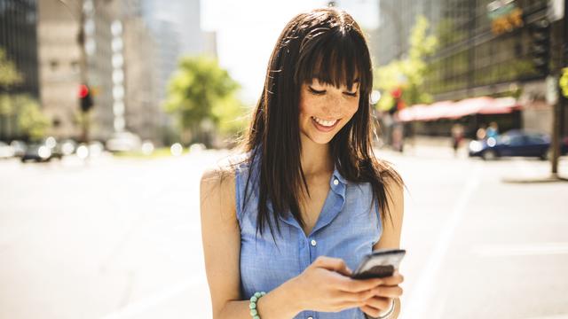 [Bintang] Gara-gara Sibuk Main Hp, Wanita Ini Akhirnya Meninggal Dunia