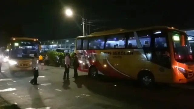 Gubernur DKI Jakarta Anies Baswedan meninjau Stasiun Bogor, Jawa Barat, Senin (15/6/2020) pagi. Kunjungan Anies untuk meninjau keberangkatan bus bantuan Pemprov DKI Jakarta dari stasiun tersebut.