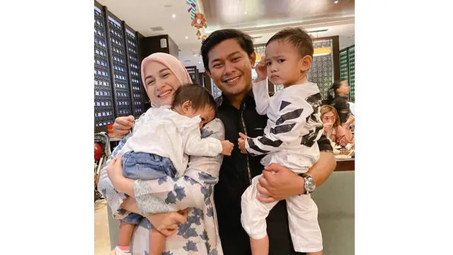 Hamil Anak Ketiga, Ini 6 Momen Kebersamaan Nina Zatulini dengan 'Keluarga Kecilnya'