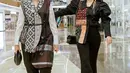 Kahiyang dan Erina kerap hadir bersama di acara fashion show desainer Indonesia. Terbaru, keduanya kompak mengenakan pakaian dari Mel Ahyar. [@ayangkahiyang]