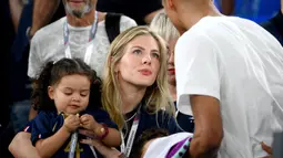 Istri Raphael Varane, Camille Tytgat, hadir langsung memberikan dukungan saat Timnas Prancis berhadapan dengan Denmark di Stadion 974, Doha (26/11/2022). (AFP/Franck Fife)