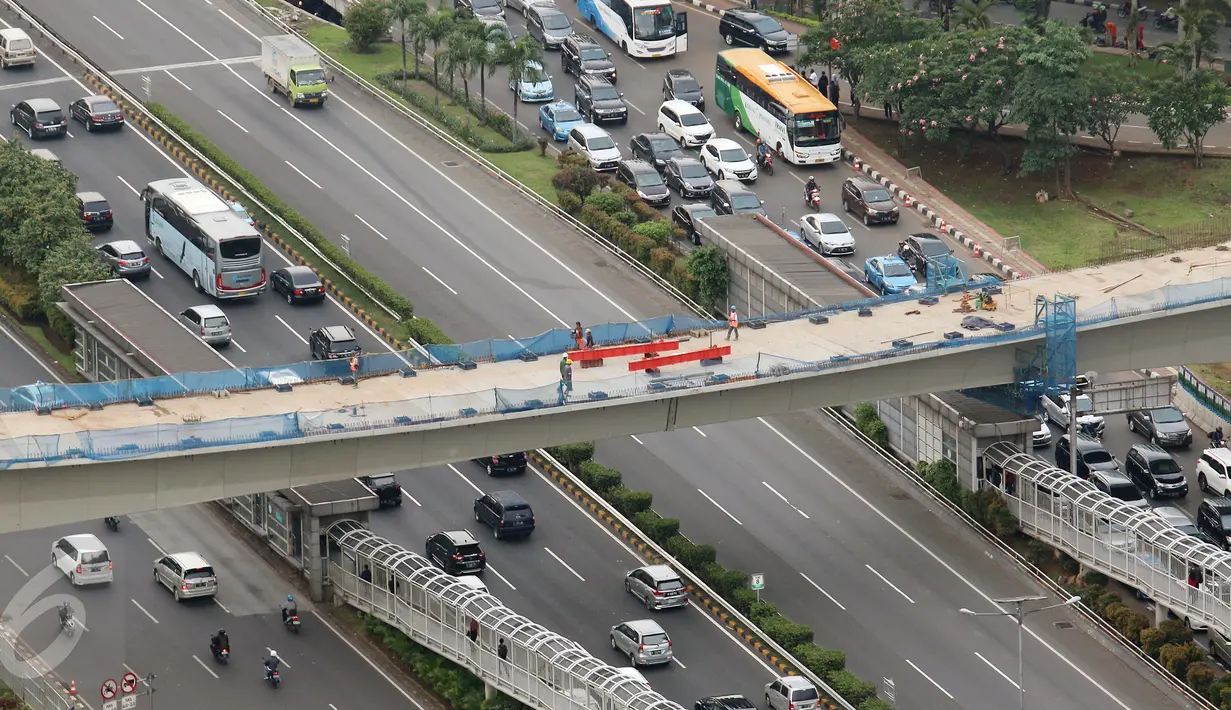 Pekerja menyelesaikan proyek jembatan simpang susun semanggi, Jakarta, Selasa (21/3). Proyek Simpang Susun Semanggi atau interchange Semanggi direncanakan selesai pada Agustus 2017 mendatang. (Liputan6.com/Angga Yuniar)