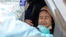 Staf medis mengambil sampel usap (swab) anak kecil yang berada di dalam kendaraan untuk tes COVID-19 di Shah Alam, Negara Bagian Selangor, Malaysia (12/12/2020). Malaysia melaporkan 1.937 kasus baru COVID-19, menambah total kasus di negara tersebut menjadi 82.246. (Xinhua/Chong Voon Chung)