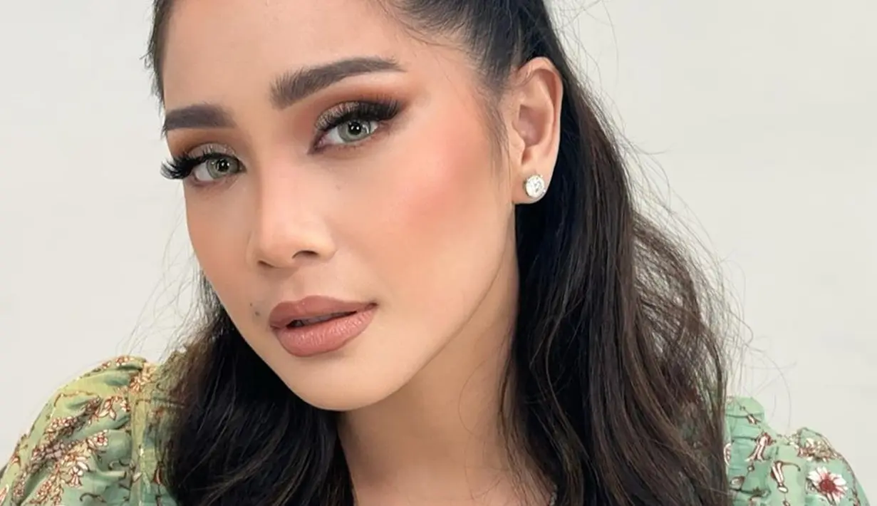 Unggahan terbaru Tasya Farasya ini pun berhasil mencuri perhatian netizen. Pasalnya, ia terlihat merias wajah Nagita Slavina dengan makeup bold. (Liputan6.com/IG/@tasyafarasya)