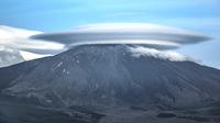 Awan lenticular yang terlihat di Sicily, Italia, terbentuk akibat adanya tiupan uap air melewati puncak gunung dan menetes pada sisi lain (Dailymai.com).