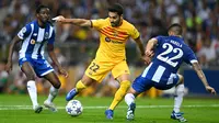 Pemain Barcelona, Ilkay Gundogan, berusaha melewati pemain FC Porto, Alan Varela, pada laga matchday 2 Liga Champions 2023/2024 di Estadio do Dragao, Kamis (5/10/2023). Gundogan menjadi pemain kunci saat Barcelona membungkam FC Porto. (AFP/Miguel Riopa)