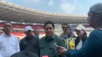 Ketua Umum PSSI Erick Thohir memberi keterangan kepada awak media usai melakukan peninjauan di Stadion Utama Gelora Bung Karno (SUGBK), Senin (13/3/2023). (Liputan6.com/Melinda Indrasari)