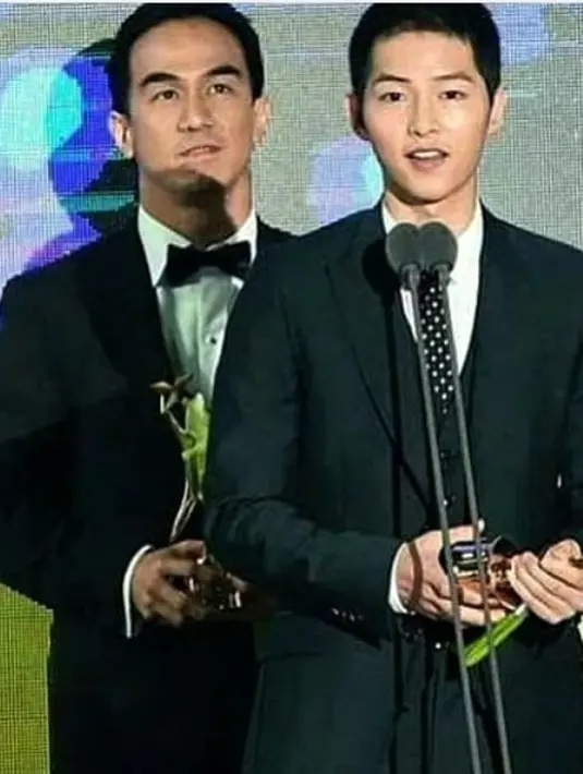 Malam penghargaan APAN Star Awards 2016 berlangsung di Seoul, Korea Selatan, Minggu (2/10/2016). Joe meraih penghargaan dalam kategori Best APAN Star Award. (Instagram/joe_taslim)