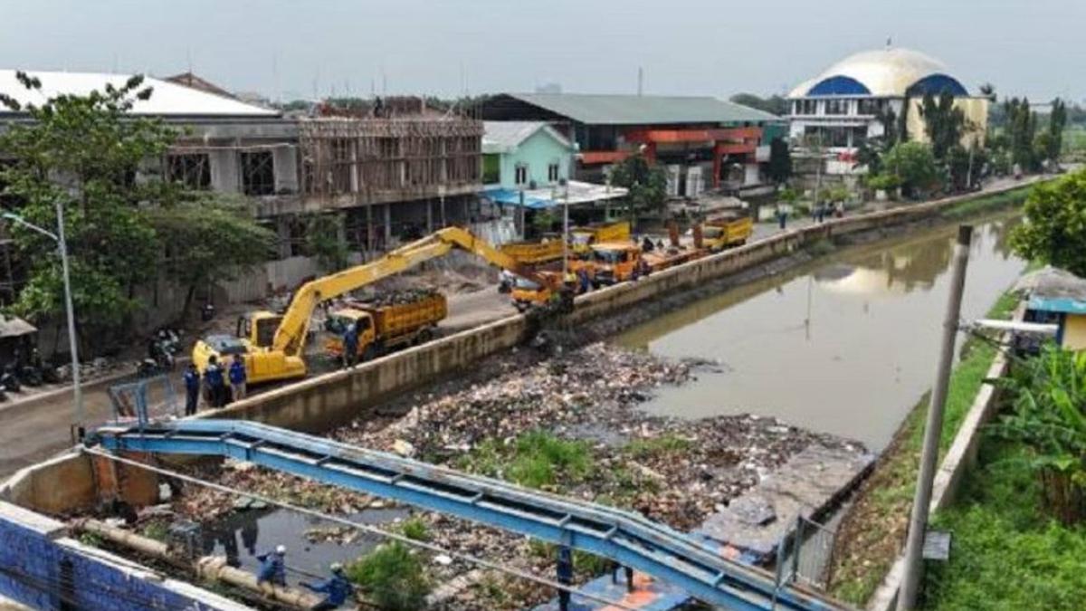 Dinas PUPR Tangerang Turunkan Alat Berat untuk Angkat Sampah di Kali Ledug