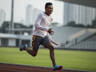 Pelari Indonesia, Lalu Zohri, berlari saat pemusatan latihan di Stadion Madya Senayan, Jakarta, Kamis (2/8/2018). Pemusatan latihan ini merupakan persiapan jelang Asian Games XVIII. (Bola.com/Vitalis Yogi Trisna)