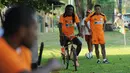 Pemain Persipura, Bio Paulin menaiki sepeda jelang berlatih di Lapangan C Senayan, Jakarta, Senin (5/5/2015). Latihan tersebut merupakan persiapan jelang AFC 2015 di Bengaluru, India, 12 Mei mendatang. (Liputan6.com/Helmi Fithriansyah)
