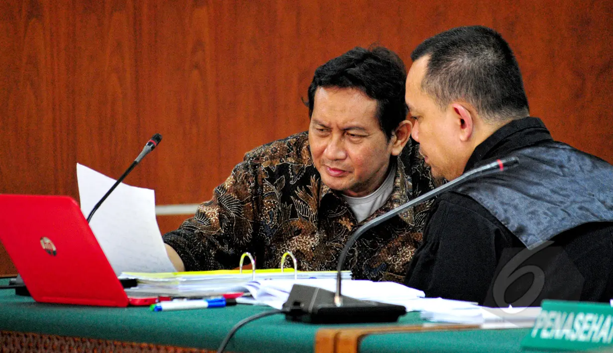 Tersangka kasus korupsi pengadaan bus TransJakarta, Udar Pristono (kiri) berbincang dengan penasehat hukumnya disela sidang lanjutan mendengarkan keterangan saksi di Pengadilan Tipikor, Jakarta, Rabu (20/5/2015). (Liputan6.com/Yoppy Renato)
