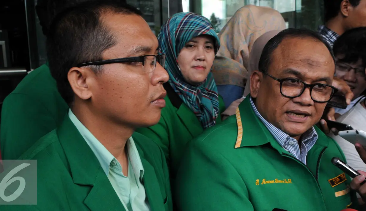 Ketua Muktamar PPP di Bandung Hasan Husairi dan Wasekjen DPP PPP Achmad Baidowi  memberikan keterangan kepada wartawan usai mengunjungi KPK, Jakarta (4/3). Kedatangannya untuk berkoordinasi menjalin super visi dengan KPK. (Liputan6.com/Helmi Afandi)