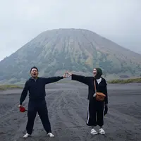 Rumah tangga Hanung Bramantyo dan Zaskia Adya Mecca selalu terlihat harmonis. Siapa sangka kalau mereka sempat tidak mendapat restu untuk menikah. Hanung harus berjuang meluluhkan hati ibunda Zaskia. (Instagram/zaskiaadyamecca)