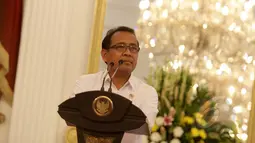 Mensesneg Pratikno memberikan keterangan terkait dikeluarkannya Perppu pengangkatan pimpinan sementara KPK di Istana Merdeka, Jakarta, Rabu (18/2/2015). (Liputan6.com/Faizal Fanani)