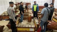 Polisi memeriksa TKP lokasi pencurian Gamelan di FIB UGM. (Dok Polres Sleman)