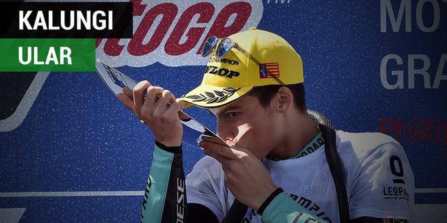 VIDEO: Joan Mir Kalungi Ular Setelah Juara Dunia Moto3 2017