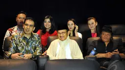 Petinggi MD Entertainment, Manoj Punjabi, mantan Presiden RI, BJ Habibie, promotor musik, Adrie Subono serta para pemain film "Merry Riana: Mimpi Sejuta Dolar" saat nobar di Jakarta, Jumat (26/12/2014). (Liputan6.com/Panji Diksana)
