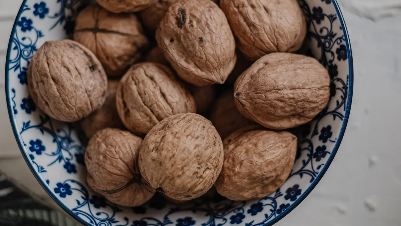 5 Manfaat Kacang Kenari untuk Kecantikan, Cegah Jerawat Hingga Bikin Glowing