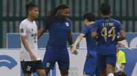 Pemain PSIS Semarang, Taisei Marukawa (kedua dari kanan) melakukan selebrasi bersama Carlos Fortes usai mencetak gol ketiga timnya ke gawang Persita Tangerang dalam lanjutan pertandingan babak penyisihan Grup A Piala Presiden 2022 antara PSIS Semarang menghadapi Persita Tengerang di Stadion Manahan, Solo, Jawa Tengah, Senin (13/6/2022). (Bola.com/Arief Bagus)
