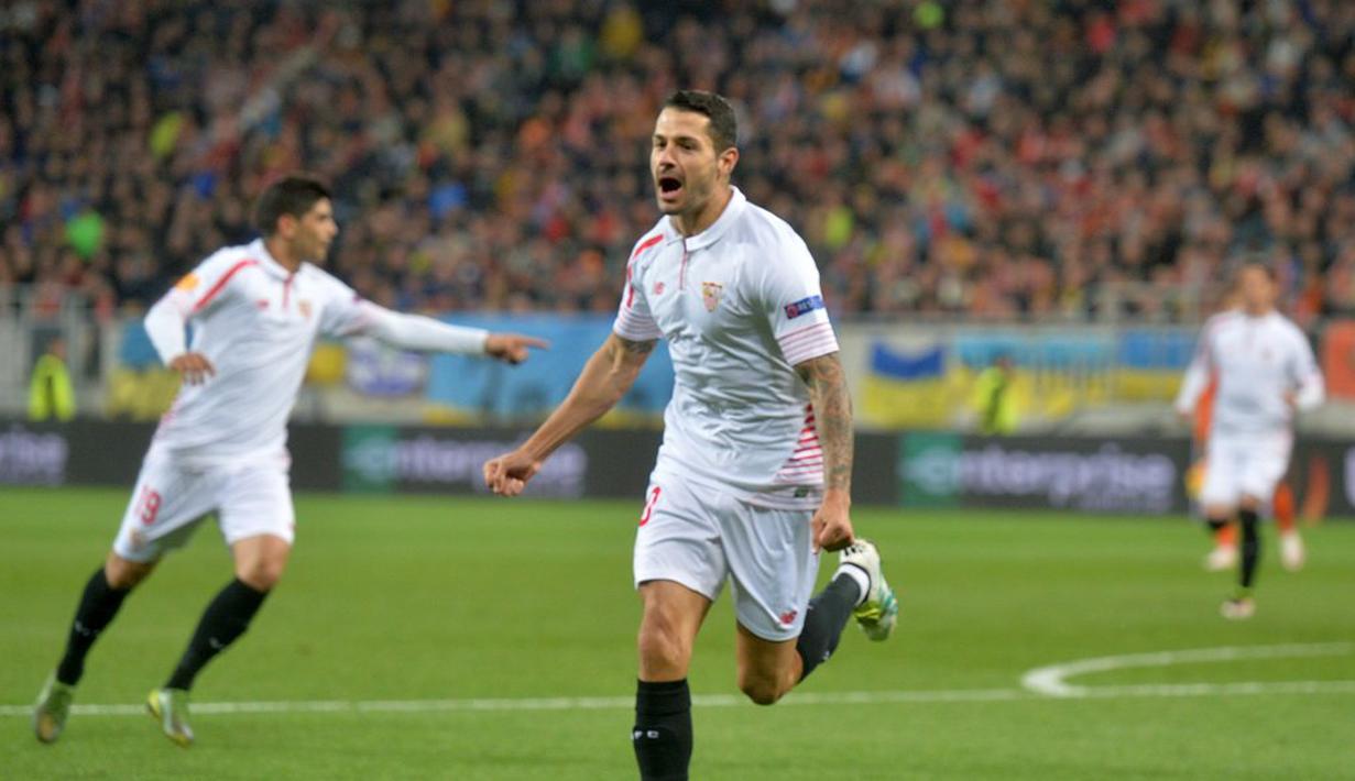 Ekspresi pemain Sevilla, Vitolo, setelah mencetak gol ke gawang Shakhtar dalam laga leg pertama semifinal Liga Europa di Stadion Arena Lviv, Lviv, Ukraina, Jumat (29/4/2016) dini hari WIB. (AFP/Genya Savilov)
