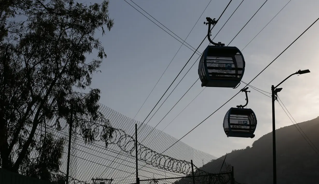 Gondola kosong dijalankan di sepanjang garis selama pengujian sebelum peresmian sistem angkutan umum udara baru yang disebut Cablebus di stasiun Revolucion Campos, utara Mexico City, Meksiko, Kamis (4/3/2021). (AP Photo/Rebecca Blackwell)