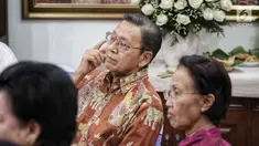 Wakil Presiden ke-11 Boediono menghadiri acara sepuluh tahun mengenang kepergian ekonom Indonesia, Dr. Sjahrir di kawasan Menteng, Jakarta, Sabtu (28/7). Dr. Sjahrir dikenal sebagai seorang aktivis, ekonom hingga akademisi. (Liputan6.com/Faizal Fanani)