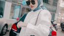 Busana dengan nuansa monokrom menjadi favorit bagi banyak wanita. Menggunakan blouse putih dan aksoris berwarna gelap, membuat gaya wanita 25 tahun ini terlihat hidup dan tak monoton. (Liputan6.com/IG/@melodyprima)