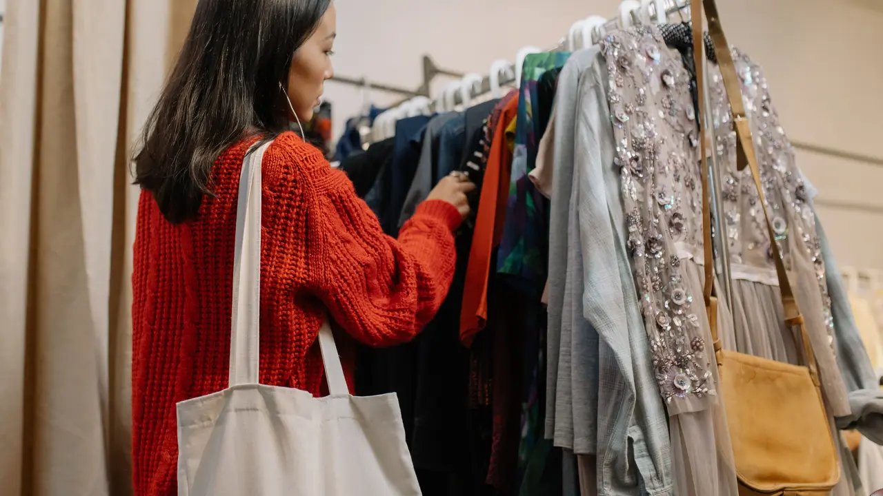 Desainer Lokal Dukung Larangan Thrifting Pakaian Bekas Impor di Indonesia