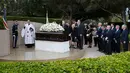 Anggota keluarga mengelilingi peti mati mantan ibu negara AS, Nancy Reagan pada acara pemakaman di Simi Valley, California, Jumat (11/3). Sejumlah politikus dan bintang Hollywood turut hadir pada acara pemakaman tersebut. (REUTERS/Mike Blake)