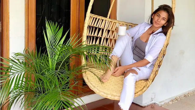 [Bintang] Pakai Celana Jeans, Ini 8 Potret Cantik Nova Eliza