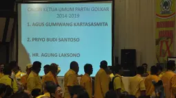 Layar monitor menunjukan penghitungan suara pemilihan ketua umum pada Musyawarah Nasional IX di Ancol, Jakarta, Senin (8/12/2014). (Liputan6.com/Miftahul Hayat)