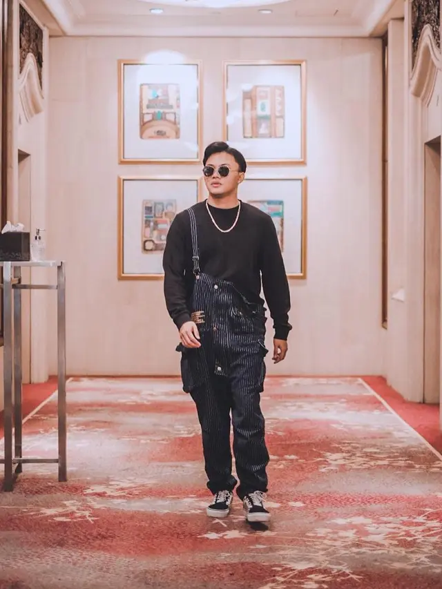 FOTO: Gaya Casual Rizky Febian saat di Luar Panggung, Tetap Menawan