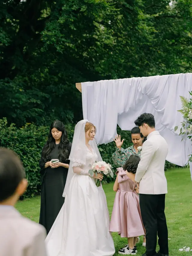 Potret Serasi Romantis Cassandra Lee dan Ryuken Vow Renewal dan Resepsi di Inggris