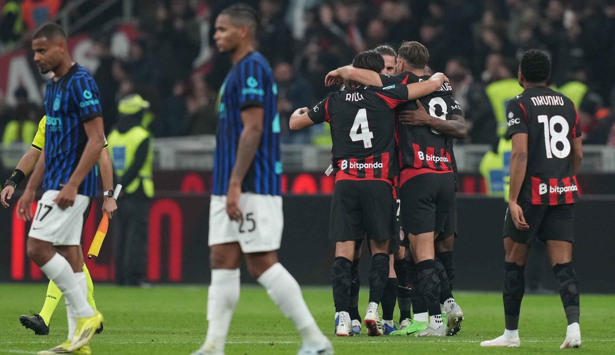 Bertanding di Stadion San Siro, Minggu 8 Maret 2026 waktu setempat atau Senin (9/3/2026) dini hari WIB pada pekan ke-28 Serie A Italia 2025/2026, Rossoneri menang dengan skor tipis 1-0. Tampak dalam foto, para pemain AC Milan merayakan kemenangan setelah pertandingan pekan ke-28 Serie A Italia 2025/2026 melawan Inter Milan, di Stadion San Siro, Minggu 8 Maret 2026 waktu setempat atau Senin (9/3/2026) dini hari WIB. (AP Photo/Antonio Calanni)