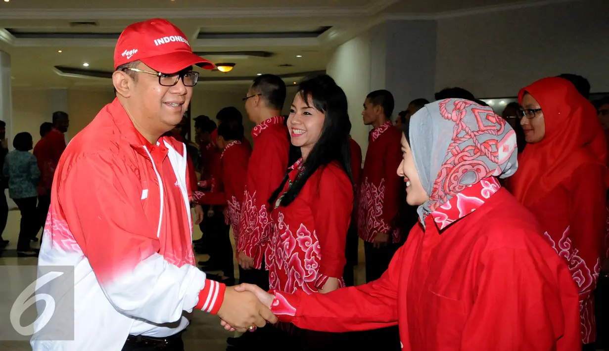 Sesmenpora, Alfitra Salam menyalami atlet PNS usai pelepasan kontingen Asean Civil Service Games 2015 di Wisma Kemenpora Jakarta, Rabu (11/11/2015). 55 atlet PNS dari berbagai instansi akan berlaga di ACSG 2015 Malaysia. (Liputan6.com/Helmi Fithriansyah)