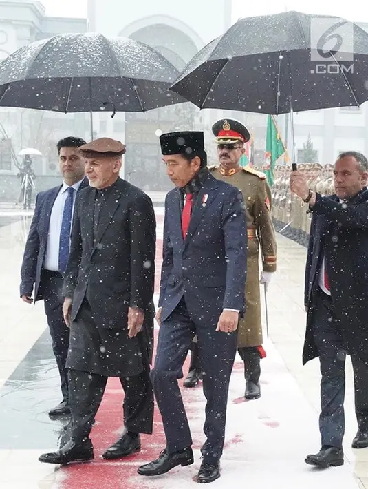 Presiden Joko Widodo berjalan bersama Presiden Afghanistan Ashraf Ghani saat kunjungan kenegaraan ke Afghanistan (29/1). Kunjungan Jokowi ke Afghanistan dalam rangka kerja sama kedua negara di sejumlah bidang. (Liputan6.com/Pool/Rusman Biro Pers Setpres)