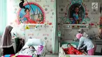 Perawat memeriksa pasien anak yang terserang demam berdarah di RSUD Pasar Minggu, Jakarta, Rabu (30/1). Dinas Kesehatan DKI Jakarta mengatakan  terdapat 613 kasus demam berdarah dengue (DBD) selama Januari 2019. (Liputan6.com/Herman Zakharia)
