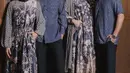 Busana Cut Syifa dan Rizky Nazar juga bisa menjadi inspirasi baju lebaran bersama keluarga. Cut Syifa mengenakan dress panjang warna navy bermotif Rizky Nazar mengenakan baju koko lengan panjang warna biru bermotif. [@geulis.id]