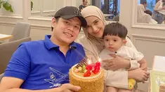 Keluarga kecil penuh bahagia, rumah tangga Iqbal Fitrah dan Nadya Mustika Rahayu tak lepas dari perhatian sejak keduanya resmi menikah. Genap berusia 28 tahun di 2024, Iqbal Fitrah lahir pada 1996 dan terpaut usia 4 tahun dengan Nadya Mustika. Ucapan selamat dan doa ramai dibubuhkan netizen dan rekan selebriti untuk Iqbal Fitrah yang menginjak usia baru. (Liputan6.com/IG/@nadyamustikarahayu)