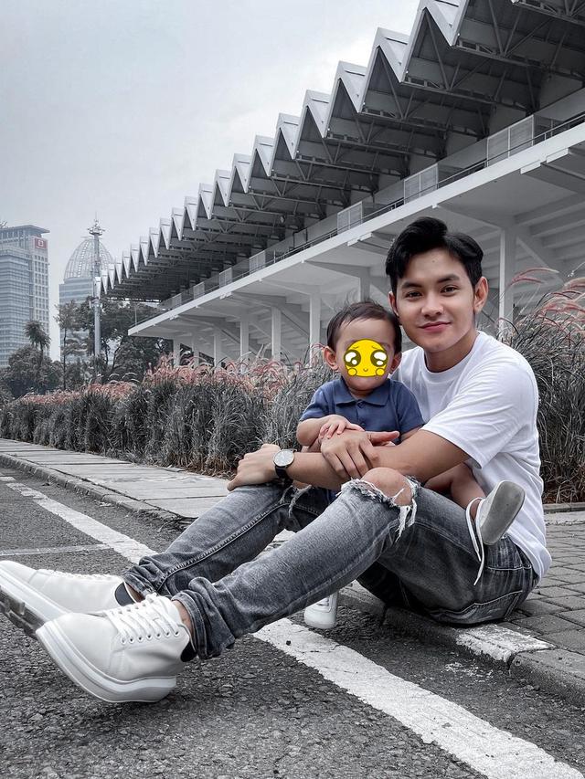 Dianggap Baby Face, Ini Potret 6 Artis Pria Usia 30an saat Momong Buah Hati