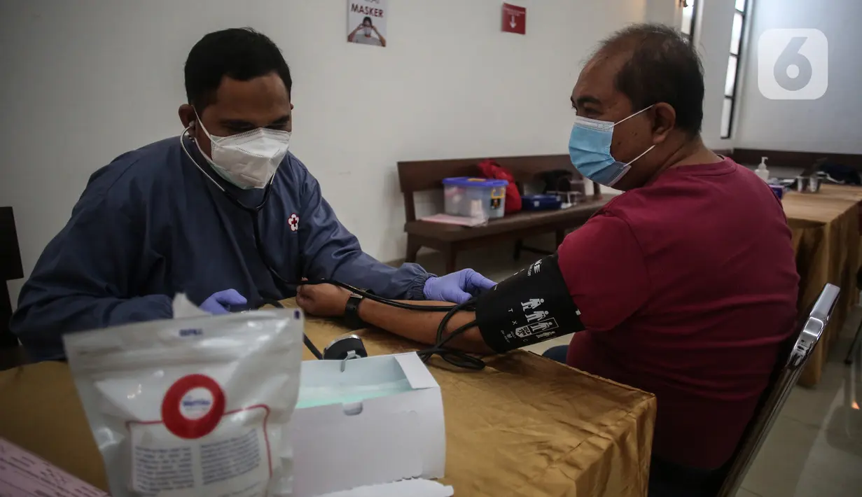 Warga dan jemaat diperiksa tensinya sebelum mendonorkan darahnya dengan menerapkan protokol kesehatan di GPIB Effatha, Jakarta, Sabtu (14/8/2020). Kegiatan donor darah merupakan agenda rutin yang sempat terhenti akibat pandemi Covid-19. (Liputan6.com/Johan Tallo)