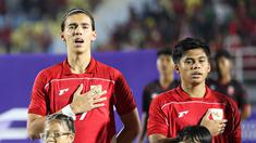 Pemain Timnas Indonesia U-23, Dion Markx menyanyikan lagu Indonesia Raya saat laga Gurp J Kualifikasi Piala Asia U-23 2026 melawan Makau di Gelora Delta Sidoarjo, Sabtu (06/09/2025). (Bola.com/Abdul Aziz)