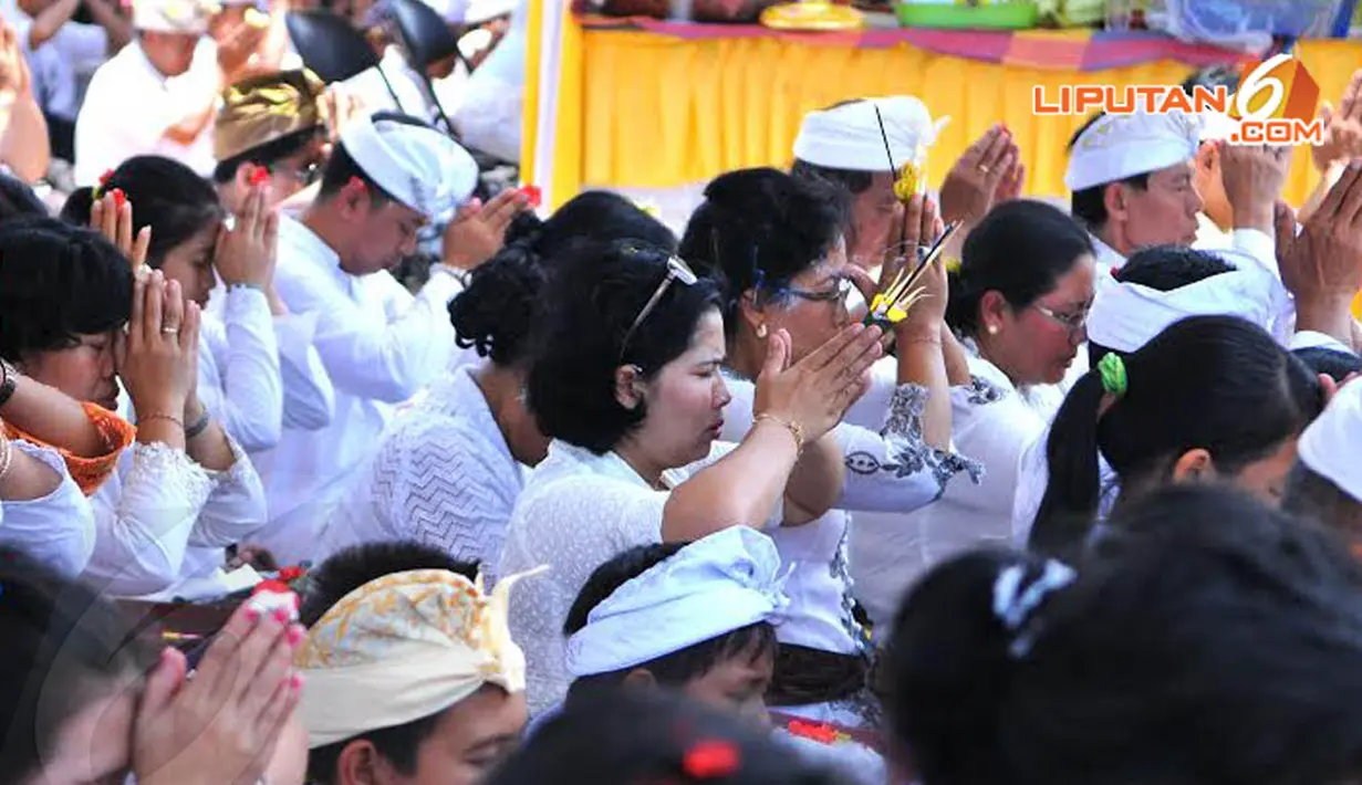 Ratusan umat Hindu yang hadir tampak berdoa bersama memohon keselamatan pada Sang Pencipta (Liputan6.com/Andrian M Tunay).  