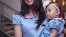 Dengan berbalut gaun biru muda yang sama pada Thalia, aura kecantikan dan keibuan begitu terpancar. (Andy Masela/Bintang.com)