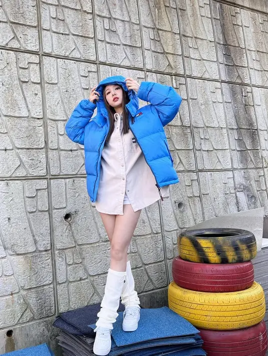 Nayeon memadukan jaket padding biru dengan kemeja oversize sebagai inner. Seeta mengenakan short pants putih senada dengan kaos kaki panjang dan sneakersnya [@nayeonyny]