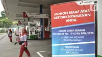 Banner informasi pendataan pengguna solar bersubsidi terlihat di dekat petugas yang tengah bekerja di salah satu SPBU di Jakarta, Rabu (17/2/2021). Kementerian ESDM juga mencatat, pemanfaatan biodiesel telah memberikan perangkat sekitar Rp38,31 triliun. (merdeka.com/Iqbal S. Nugroho)